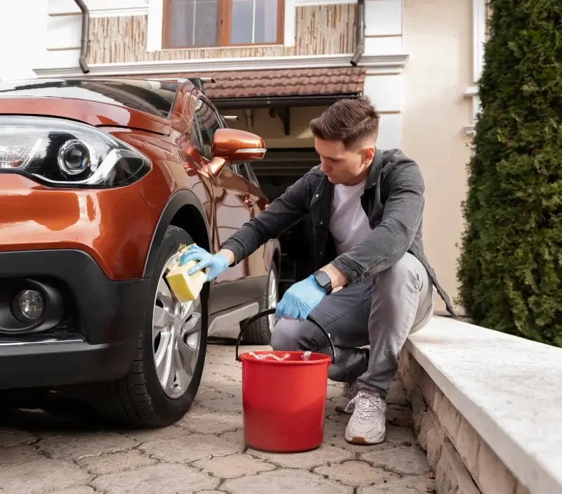 Lavage auto à domicile Hambers : professionnel intervenant sur un véhicule